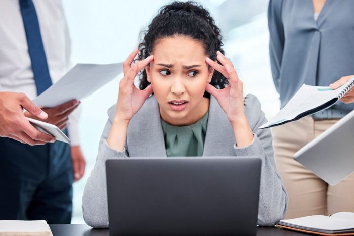 Funcionária pública sobrecarregada em um ambiente de trabalho, representando o desvio de função no serviço público e suas consequências emocionais e legais.