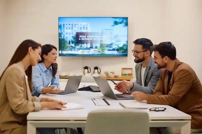 Mesa de trabalho com cronômetro metálico ao lado de uma pilha organizada de contratos, atestados e carimbos oficiais, enquanto um calendário aberto marca diferentes períodos somados ao longo dos anos — cenário que remete ao debate sobre exigência de tempo de experiência em licitação, à soma de contratos não concomitantes e à necessidade de justificar tecnicamente cada restrição para preservar a concorrência e a segurança do contrato público.