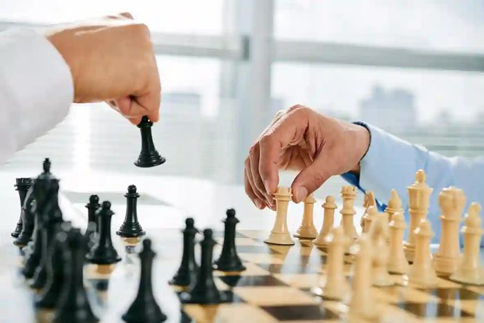 Estratégia em licitações públicas mostrando onde encontrar editais de licitação antes dos concorrentes para ganhar vantagem competitiva.