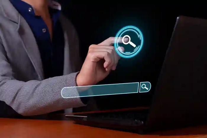 Empresário pesquisando oportunidades em notebook com interface digital de busca destacada, ilustrando o processo estratégico de onde encontrar editais de licitação em portais oficiais, diários oficiais eletrônicos e plataformas governamentais especializadas.